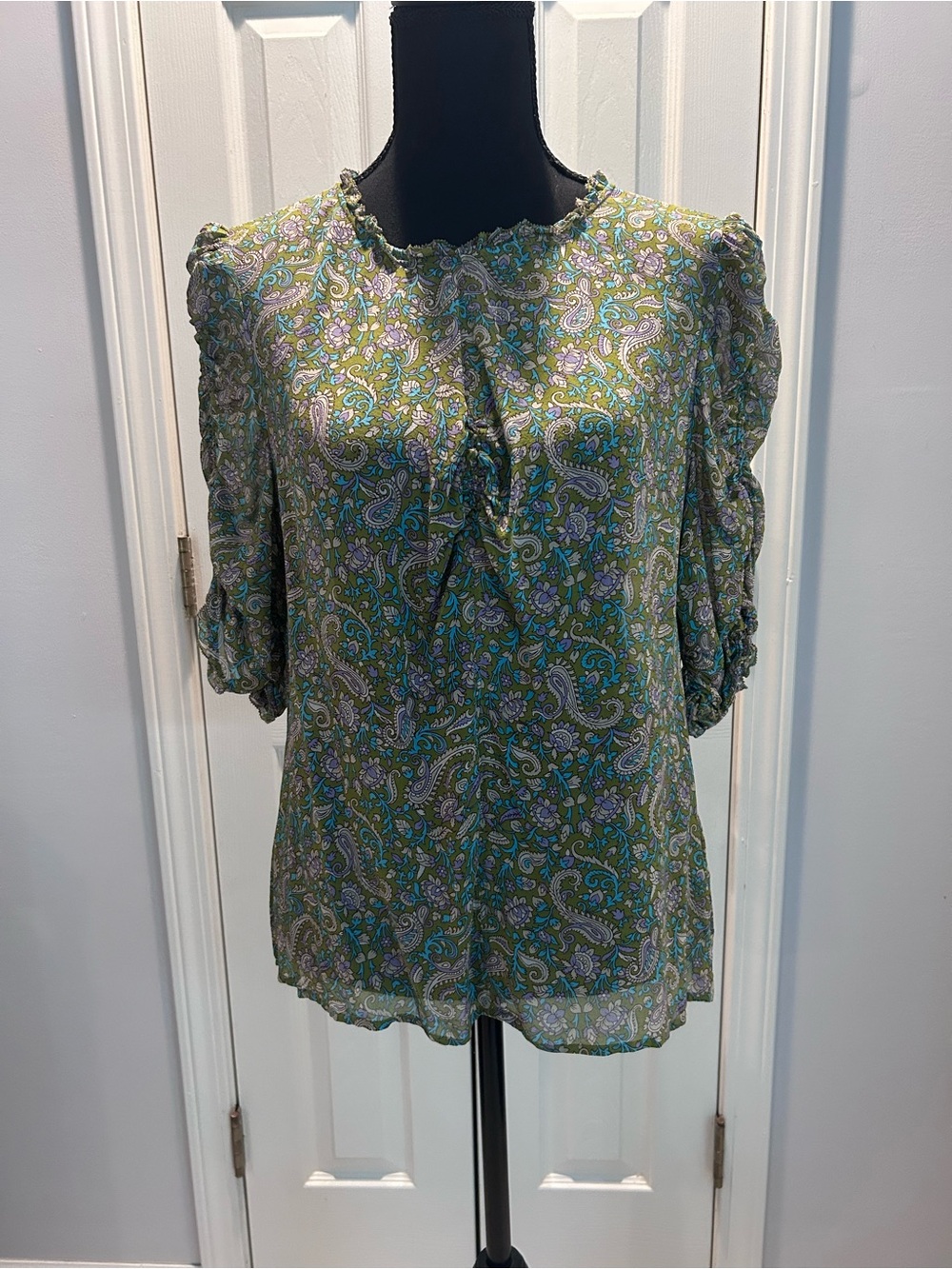 Veronica Beard Blouse w/Green Paisley Print w/Gathered Details&Back Zipper. 12.